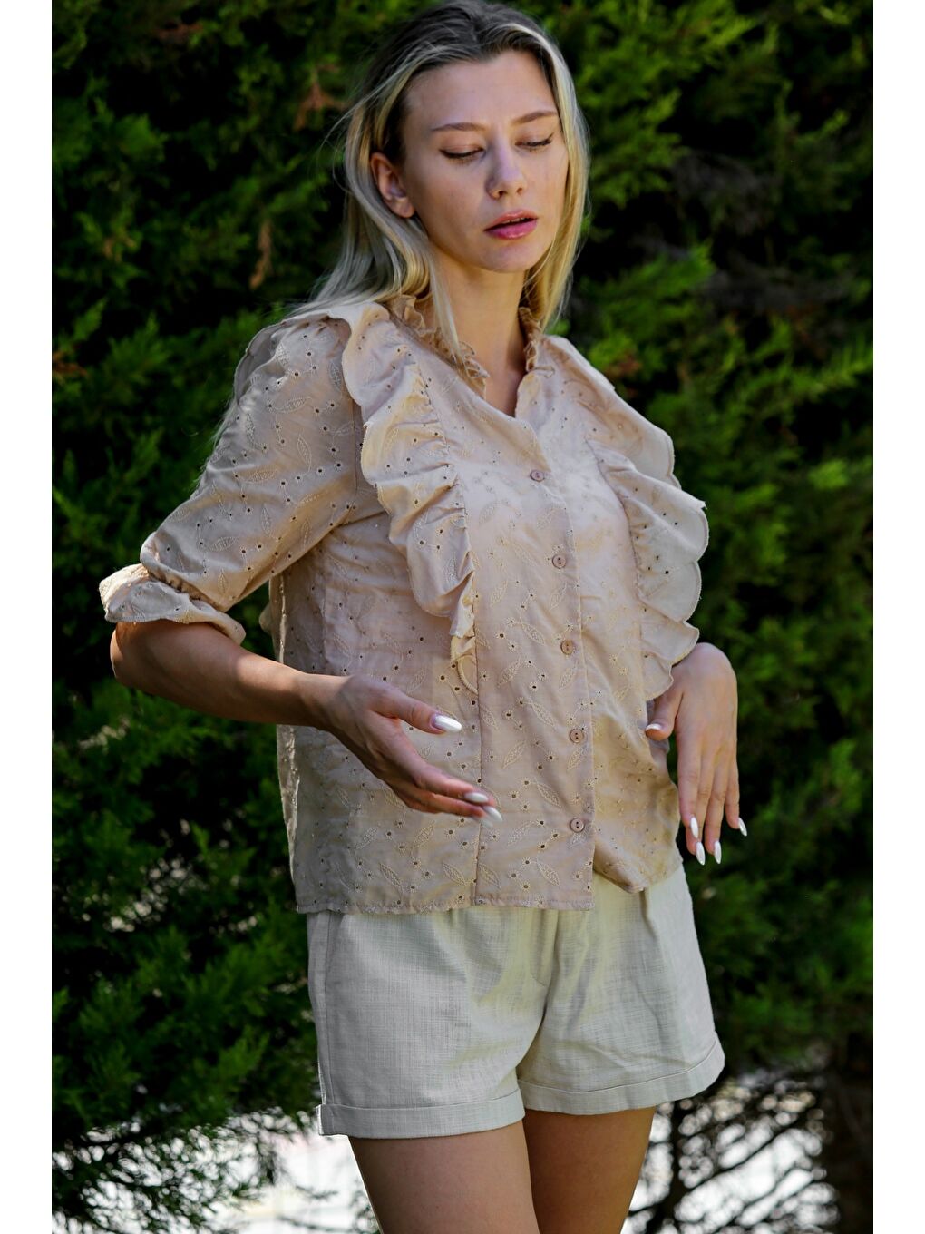 Bej Fırfırlı Yaka Fırfırlı Kol Düğmeli Fistolu Dokuma Casual Bluz-1