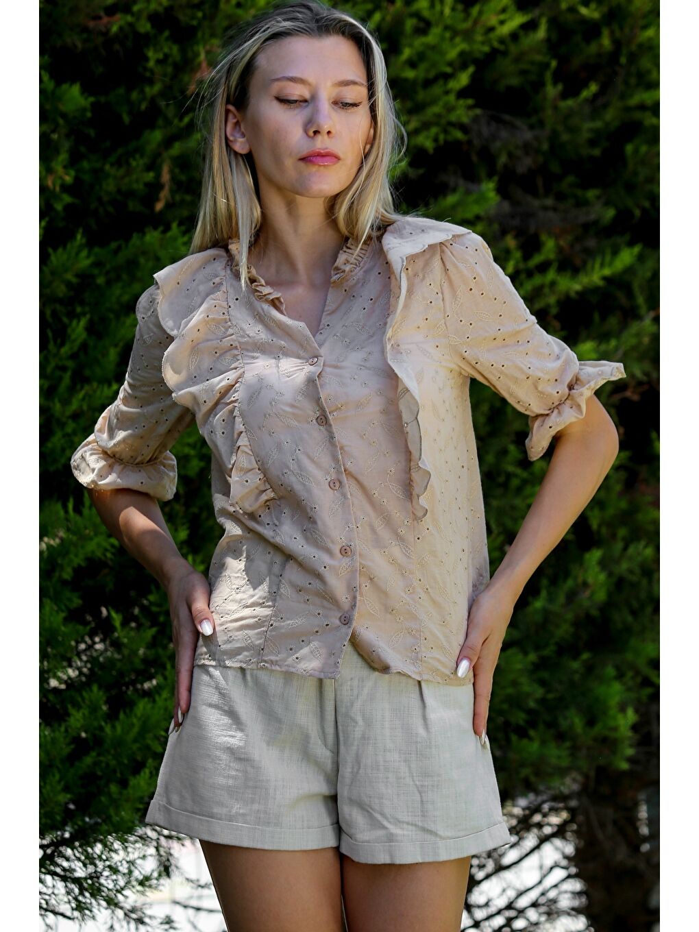 Bej Fırfırlı Yaka Fırfırlı Kol Düğmeli Fistolu Dokuma Casual Bluz-2