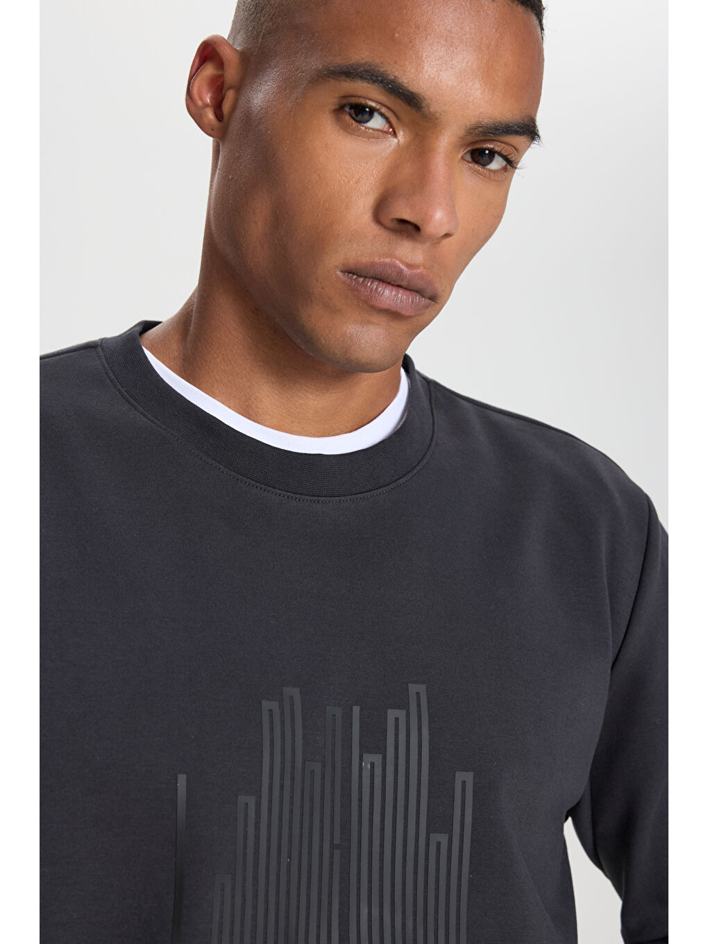 Erkek Siyah Pamuklu Standart Fit Normal Kesim Bisiklet Yaka Baskılı Sweatshirt-4