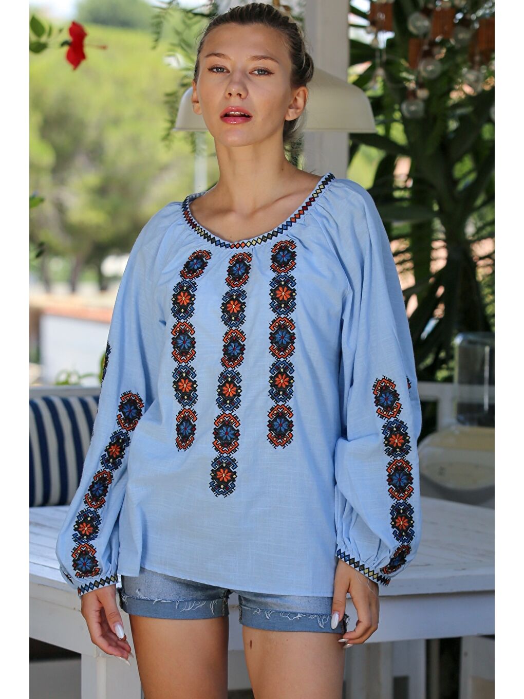 Açık Mavi Havuz Yaka Balon Kol Yaka Ve Kol Ucu Nakışlı Dokuma Casual Bluz-1