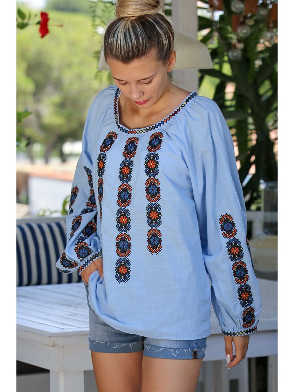 Açık Mavi Havuz Yaka Balon Kol Yaka Ve Kol Ucu Nakışlı Dokuma Casual Bluz-3