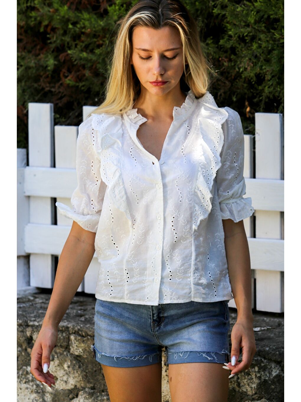 Beyaz Fırfırlı Yaka Fırfırlı Kol Düğmeli Fistolu Dokuma Casual Bluz