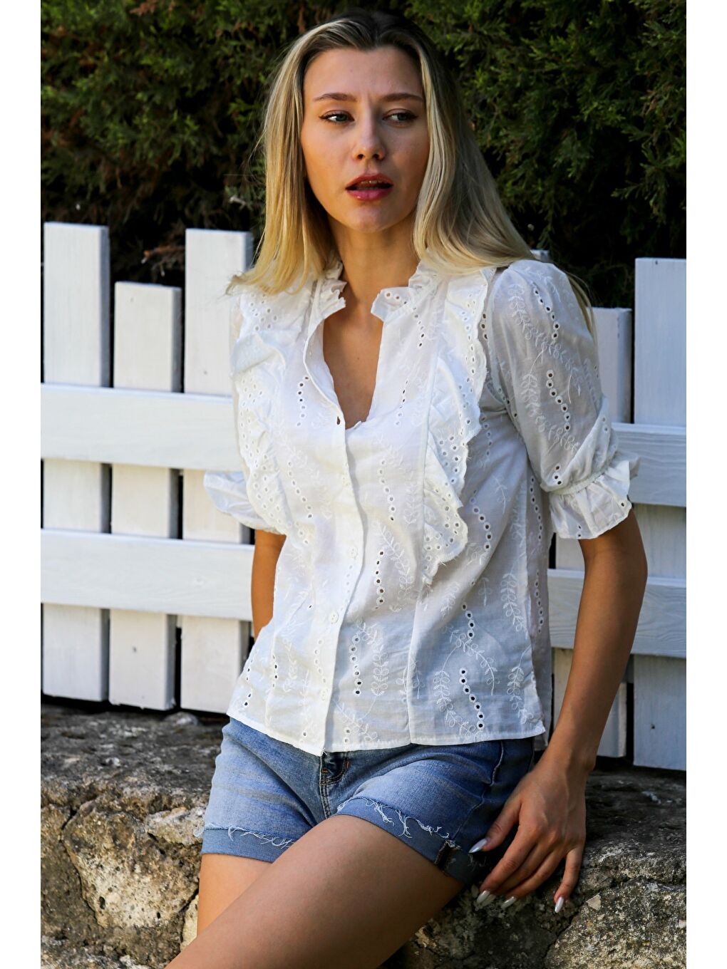 Beyaz Fırfırlı Yaka Fırfırlı Kol Düğmeli Fistolu Dokuma Casual Bluz-1