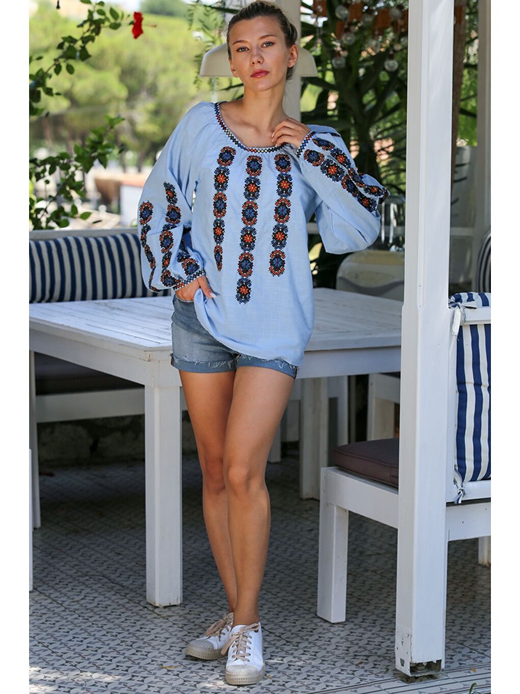 Açık Mavi Havuz Yaka Balon Kol Yaka Ve Kol Ucu Nakışlı Dokuma Casual Bluz-4