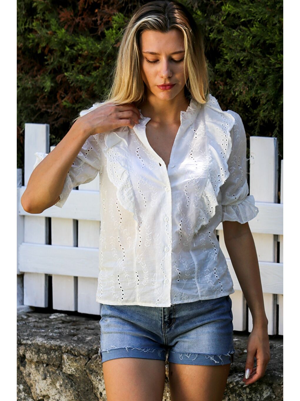 Beyaz Fırfırlı Yaka Fırfırlı Kol Düğmeli Fistolu Dokuma Casual Bluz-3