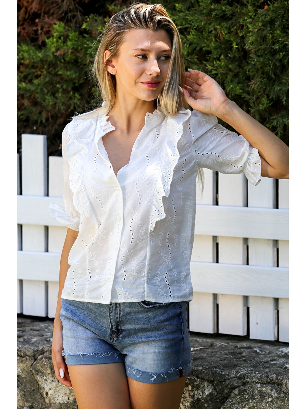 Beyaz Fırfırlı Yaka Fırfırlı Kol Düğmeli Fistolu Dokuma Casual Bluz-5