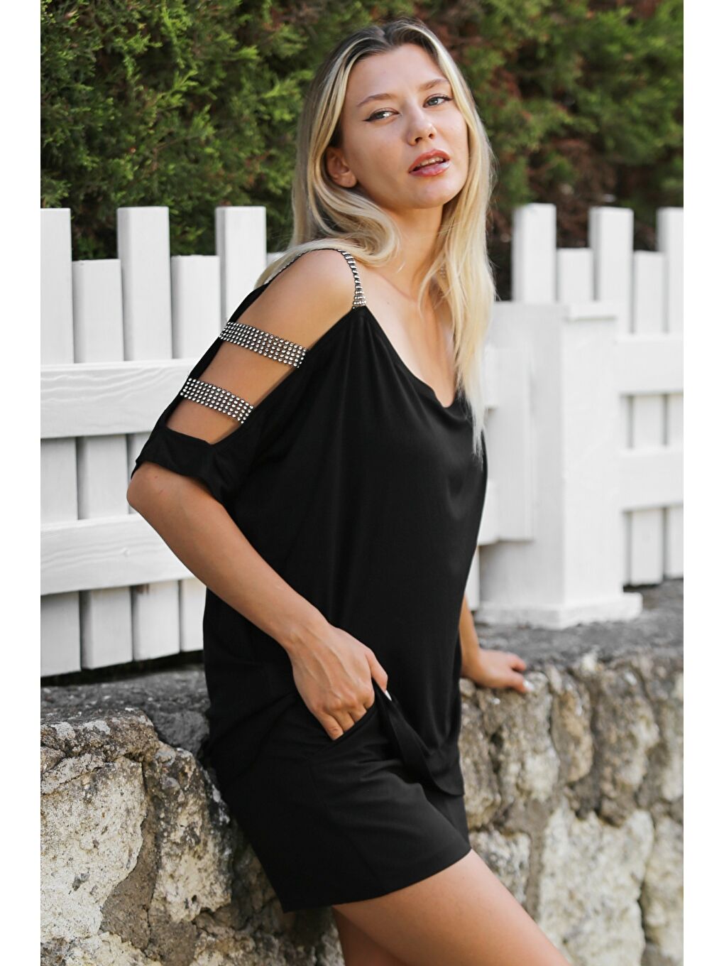 Siyah Havuz Yaka Omzu Açık Taşlı Şeritli Örme Casual Bluz-2