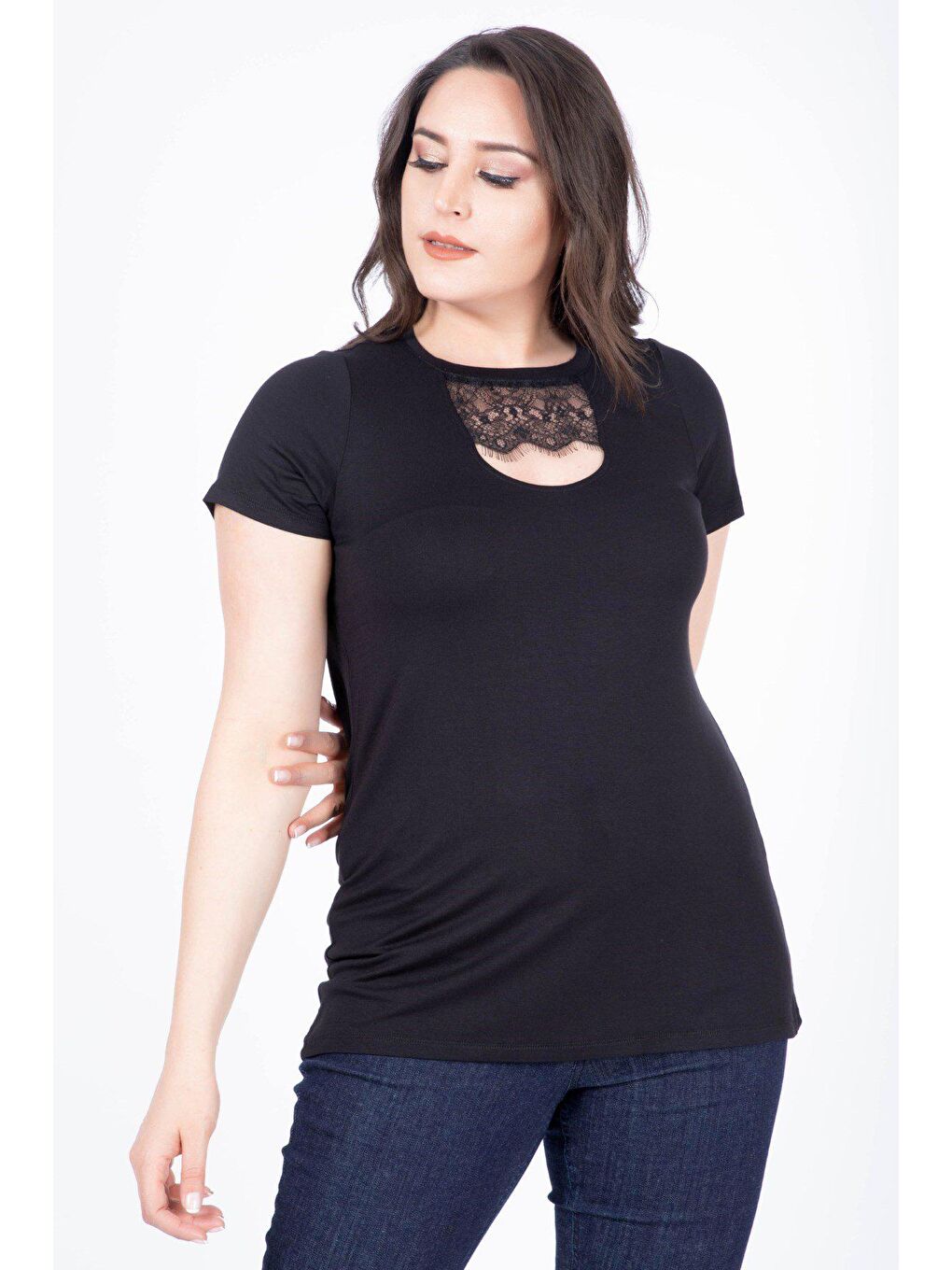 Siyah Yakası Dantel Detaylı Tişört