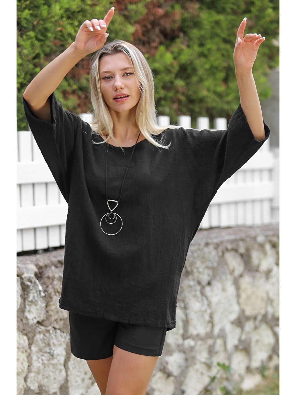 Siyah Havuz Yaka 3/4 Kol Yıkamalı Kolyeli Dokuma Casual Pamuk Bluz