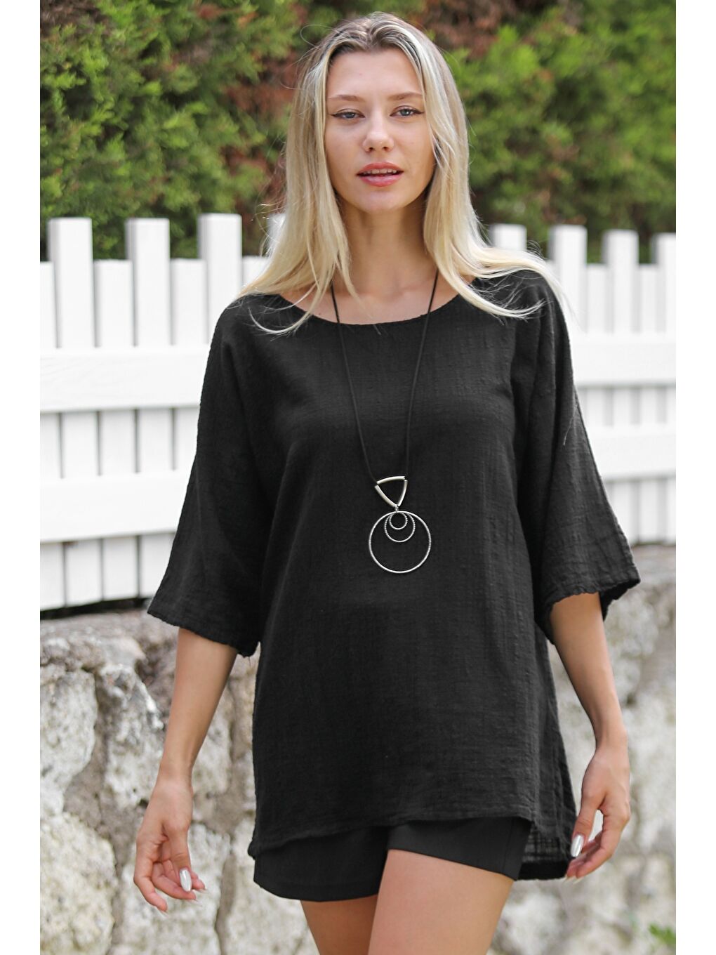 Siyah Havuz Yaka 3/4 Kol Yıkamalı Kolyeli Dokuma Casual Pamuk Bluz-2