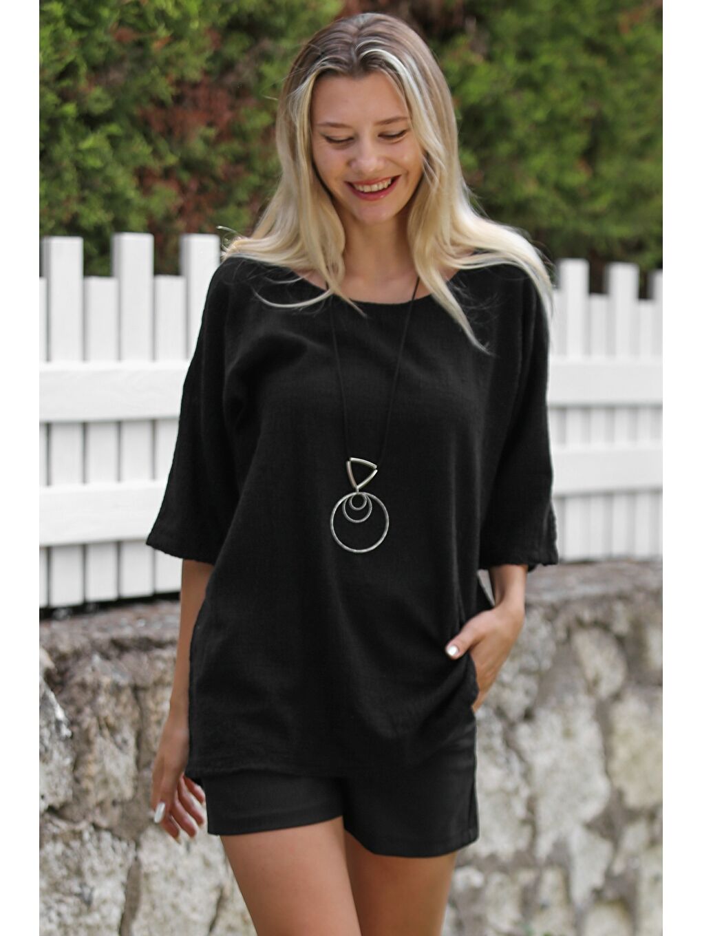 Siyah Havuz Yaka 3/4 Kol Yıkamalı Kolyeli Dokuma Casual Pamuk Bluz-4