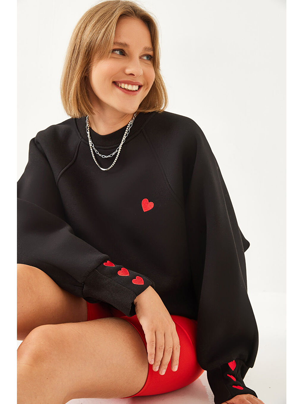 Siyah Kadın Bisiklet Yaka Kalp Nakışlı Üç İplik Şardonlu Sweatshirt