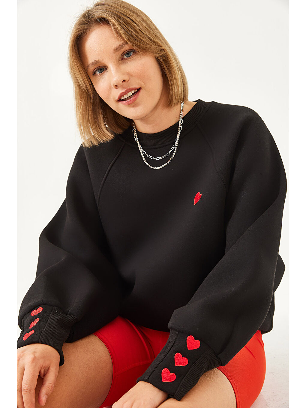 Siyah Kadın Bisiklet Yaka Kalp Nakışlı Üç İplik Şardonlu Sweatshirt-1