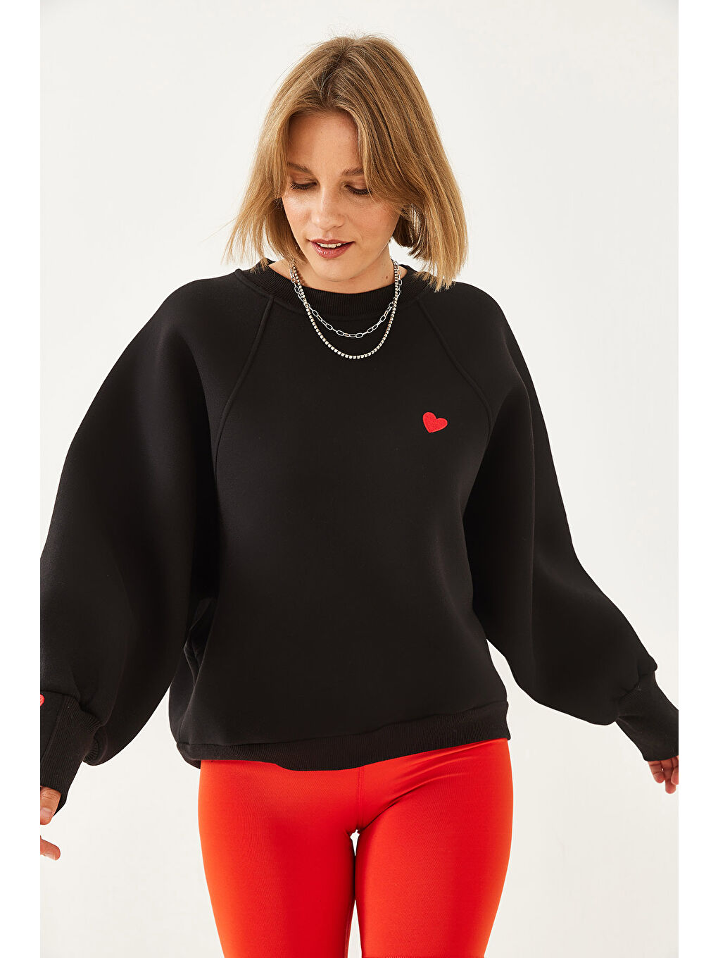 Siyah Kadın Bisiklet Yaka Kalp Nakışlı Üç İplik Şardonlu Sweatshirt-2