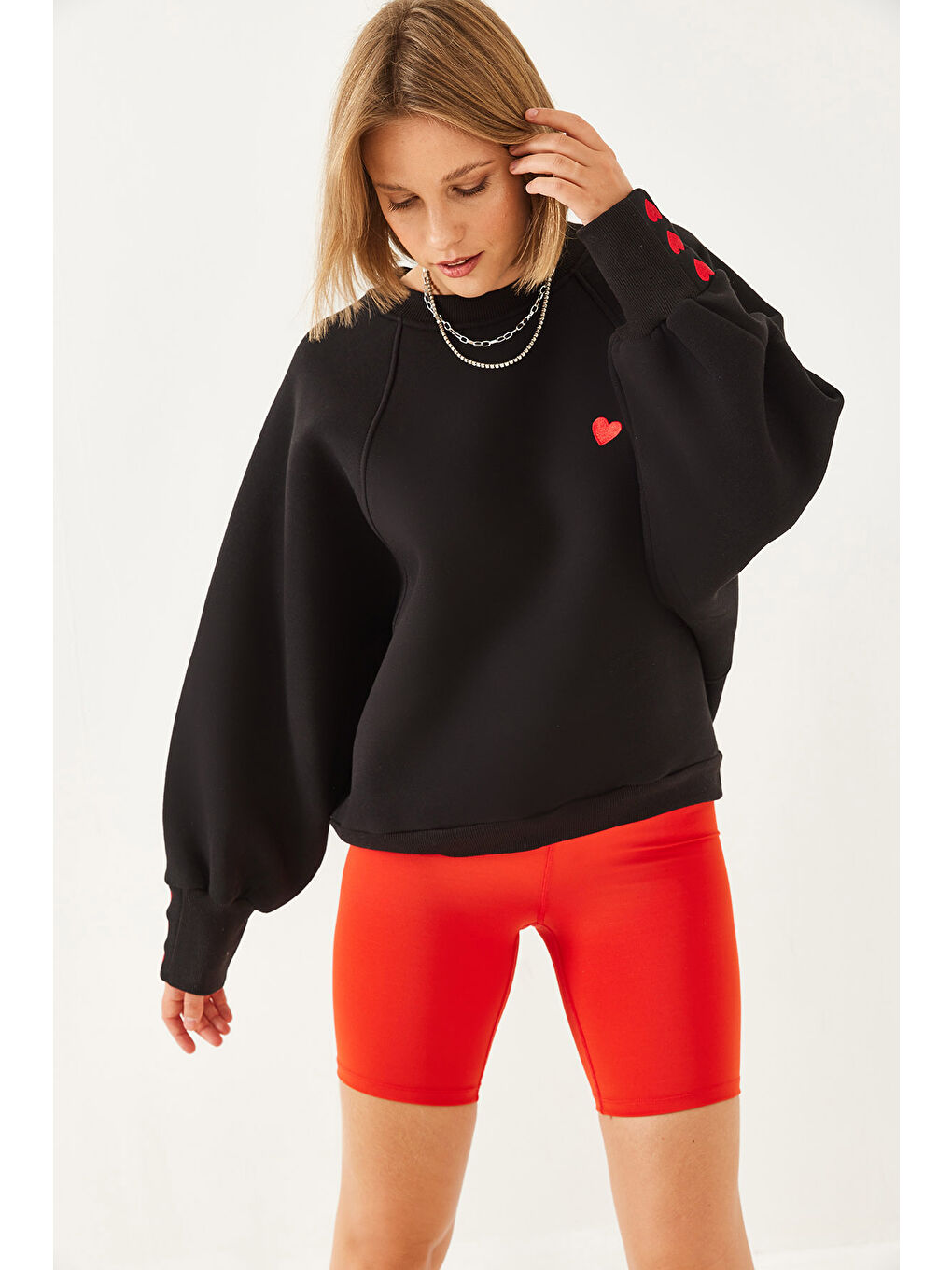 Siyah Kadın Bisiklet Yaka Kalp Nakışlı Üç İplik Şardonlu Sweatshirt-3
