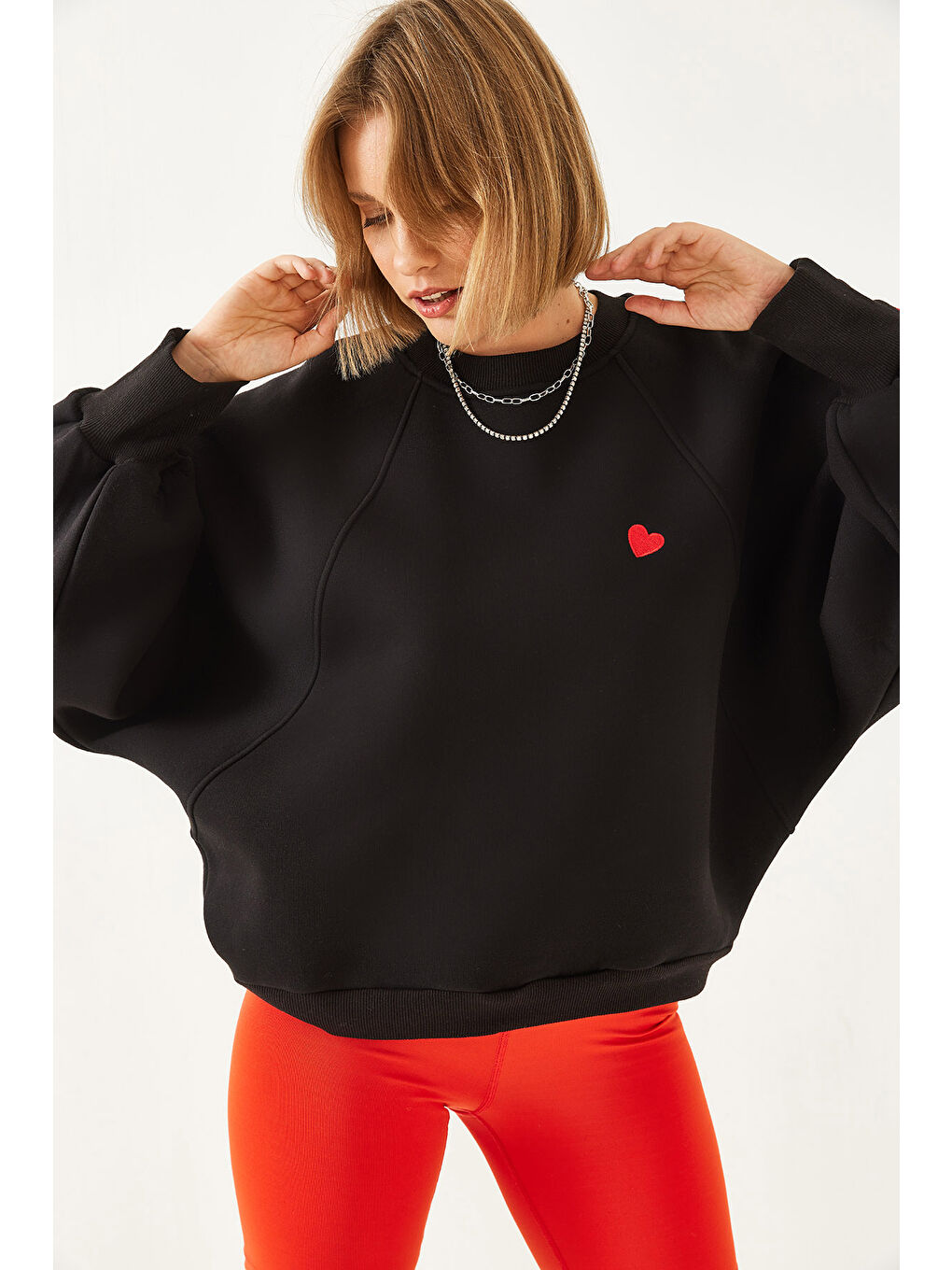 Siyah Kadın Bisiklet Yaka Kalp Nakışlı Üç İplik Şardonlu Sweatshirt-4