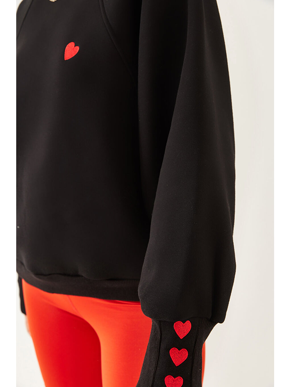 Siyah Kadın Bisiklet Yaka Kalp Nakışlı Üç İplik Şardonlu Sweatshirt-5