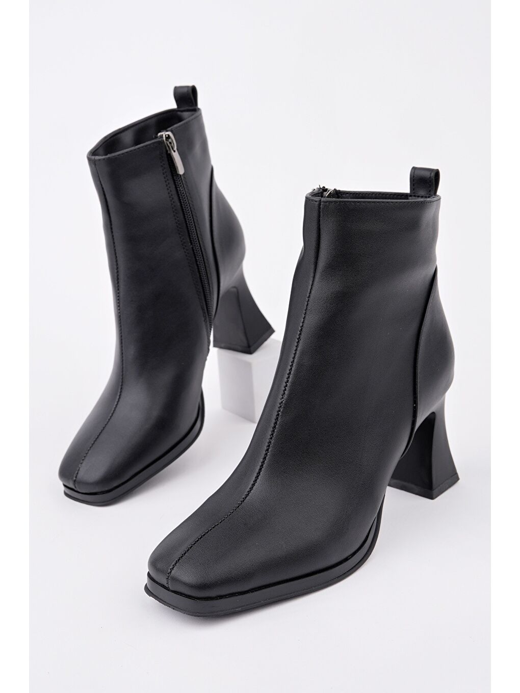 Siyah CELİNA Küt Burun Fermuarlı Topuklu Kadın Bot-1