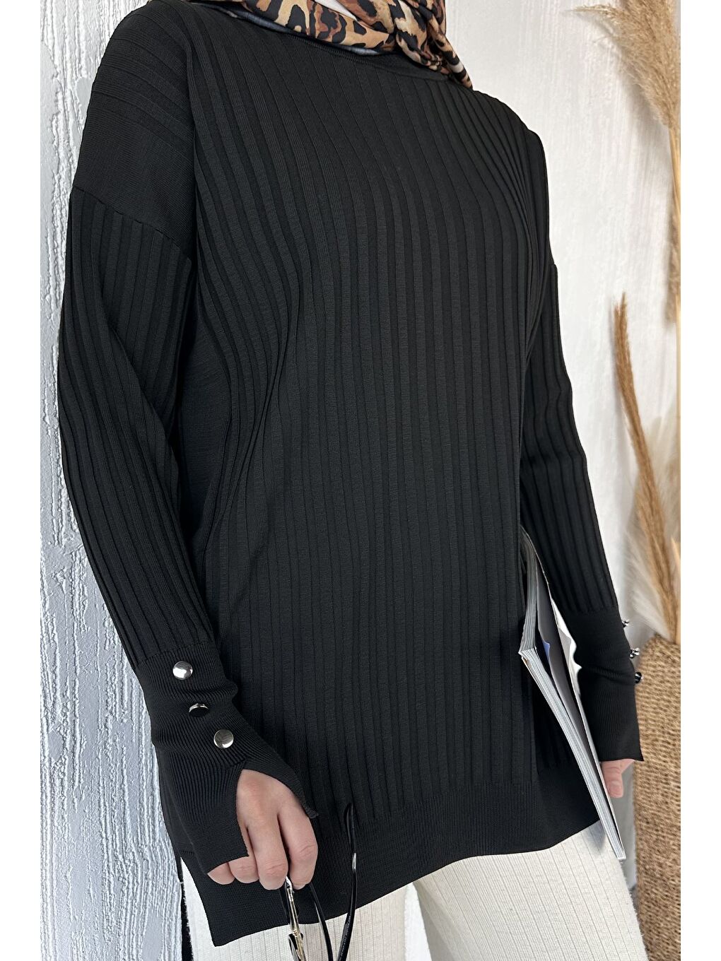 Siyah Gülseli Bisiklet Yaka Tesettür Triko Tunik-3