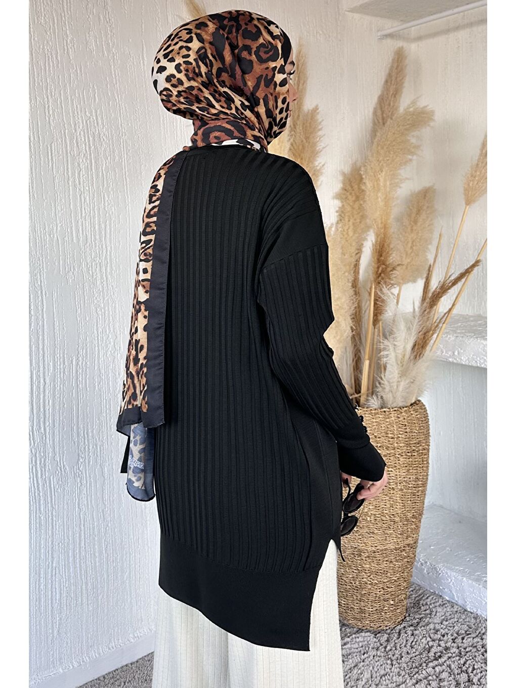 Siyah Gülseli Bisiklet Yaka Tesettür Triko Tunik-7