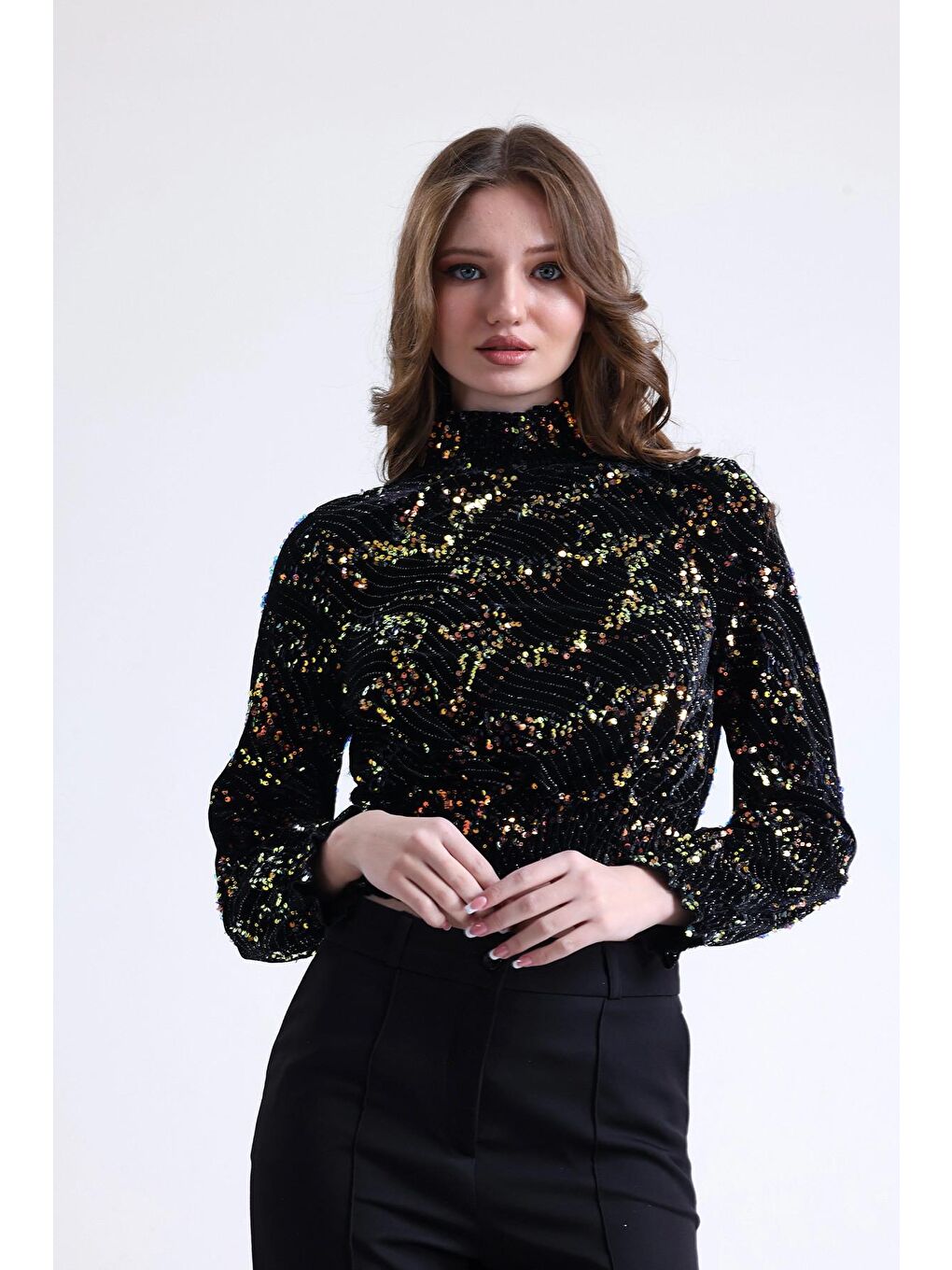 Siyah Balıkçı Yaka Beli Ve Kolları Lastikli Payet İşlemeli Kısa Kesim Bluz SU-30