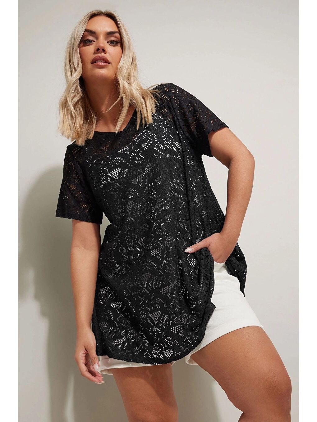 Siyah Büyük Beden V Yaka Sıfır Kol Astarsız Dantel T-shirt 304094