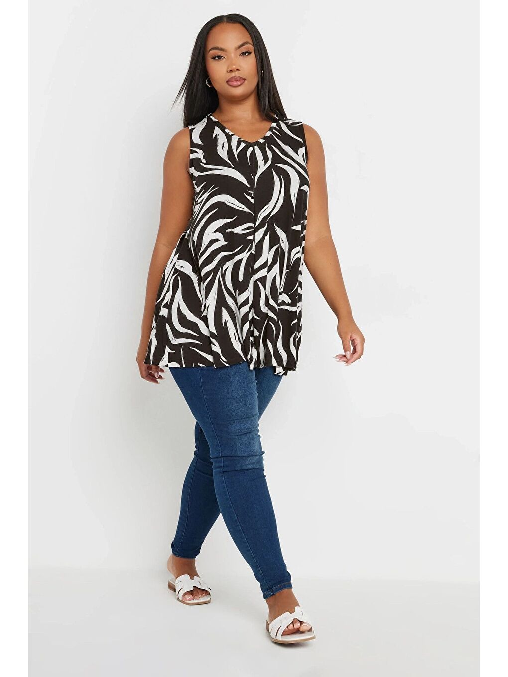 Siyah Büyük Beden V Yaka Sıfır Kol Pileli Desenli Elastanlı Bluz 303417-3