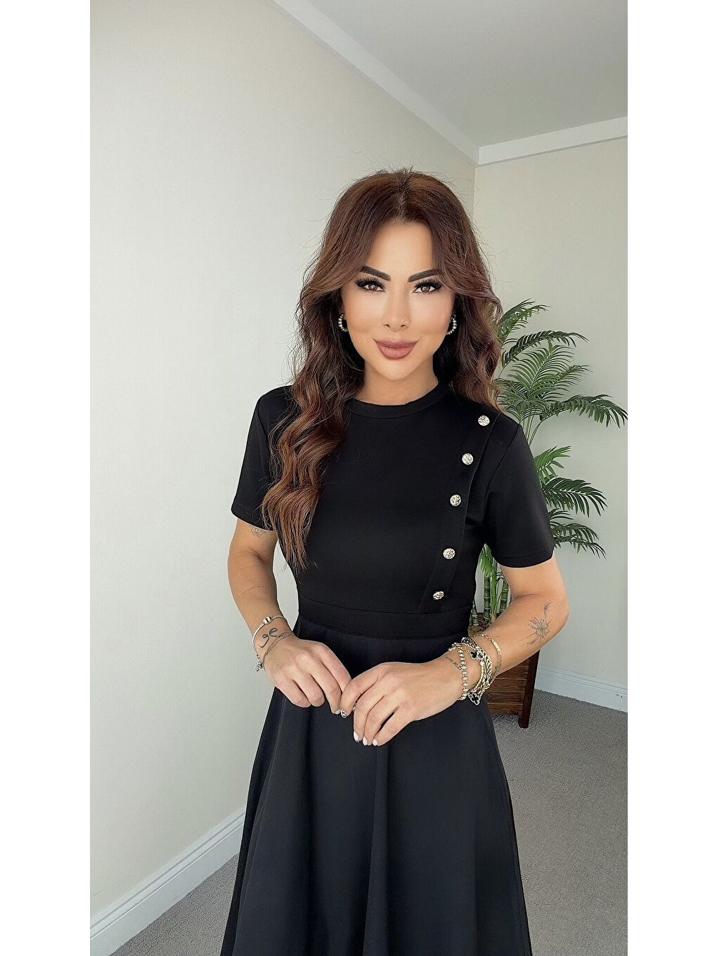 Siyah Kadın Kısa Kollu Bisiklet Yaka Gold Düğme Detay Midi Boy Elbise-1