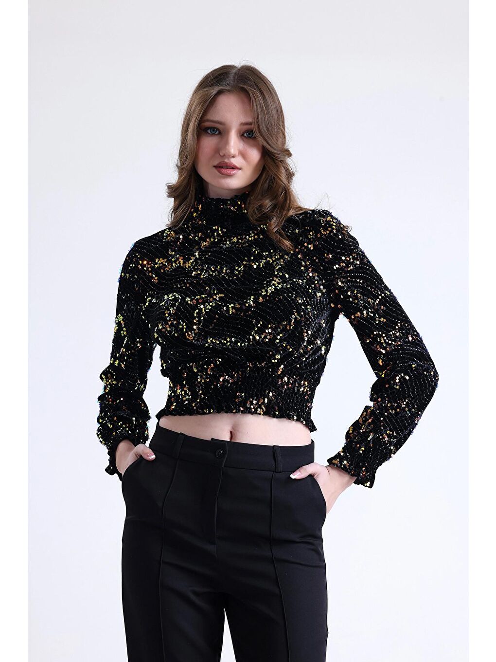 Siyah Balıkçı Yaka Beli Ve Kolları Lastikli Payet İşlemeli Kısa Kesim Bluz SU-30-1