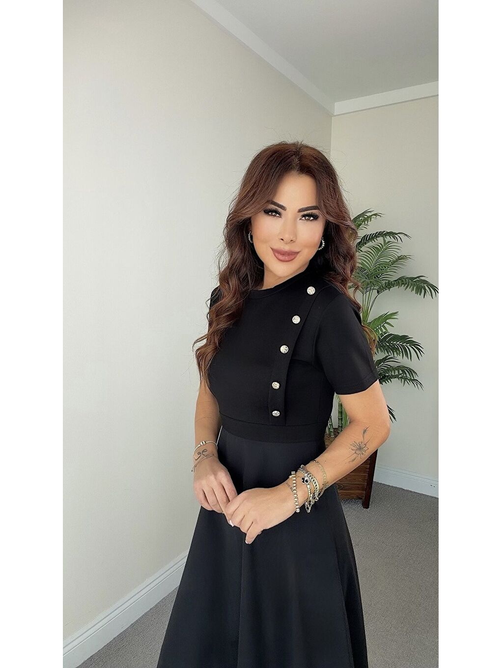 Siyah Kadın Kısa Kollu Bisiklet Yaka Gold Düğme Detay Midi Boy Elbise-2