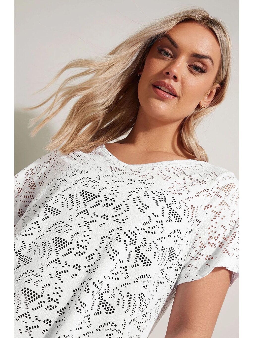 Beyaz Büyük Beden V Yaka Kolsuz Astarsız Dantel T-shirt 304092-3