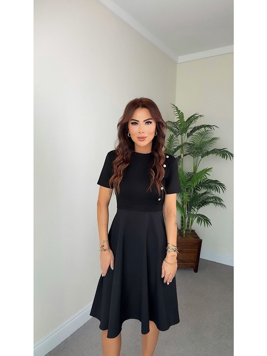 Siyah Kadın Kısa Kollu Bisiklet Yaka Gold Düğme Detay Midi Boy Elbise-3