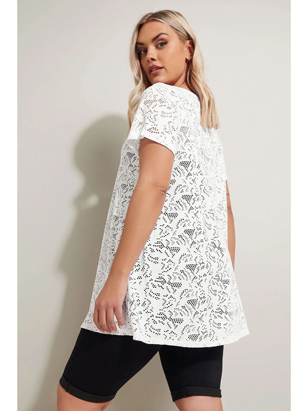 Beyaz Büyük Beden V Yaka Kolsuz Astarsız Dantel T-shirt 304092-4