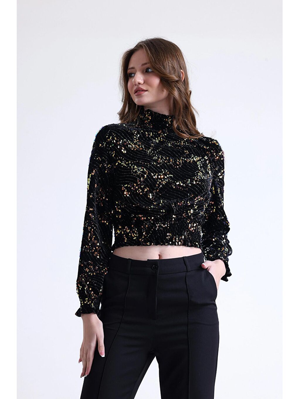 Siyah Balıkçı Yaka Beli Ve Kolları Lastikli Payet İşlemeli Kısa Kesim Bluz SU-30-2