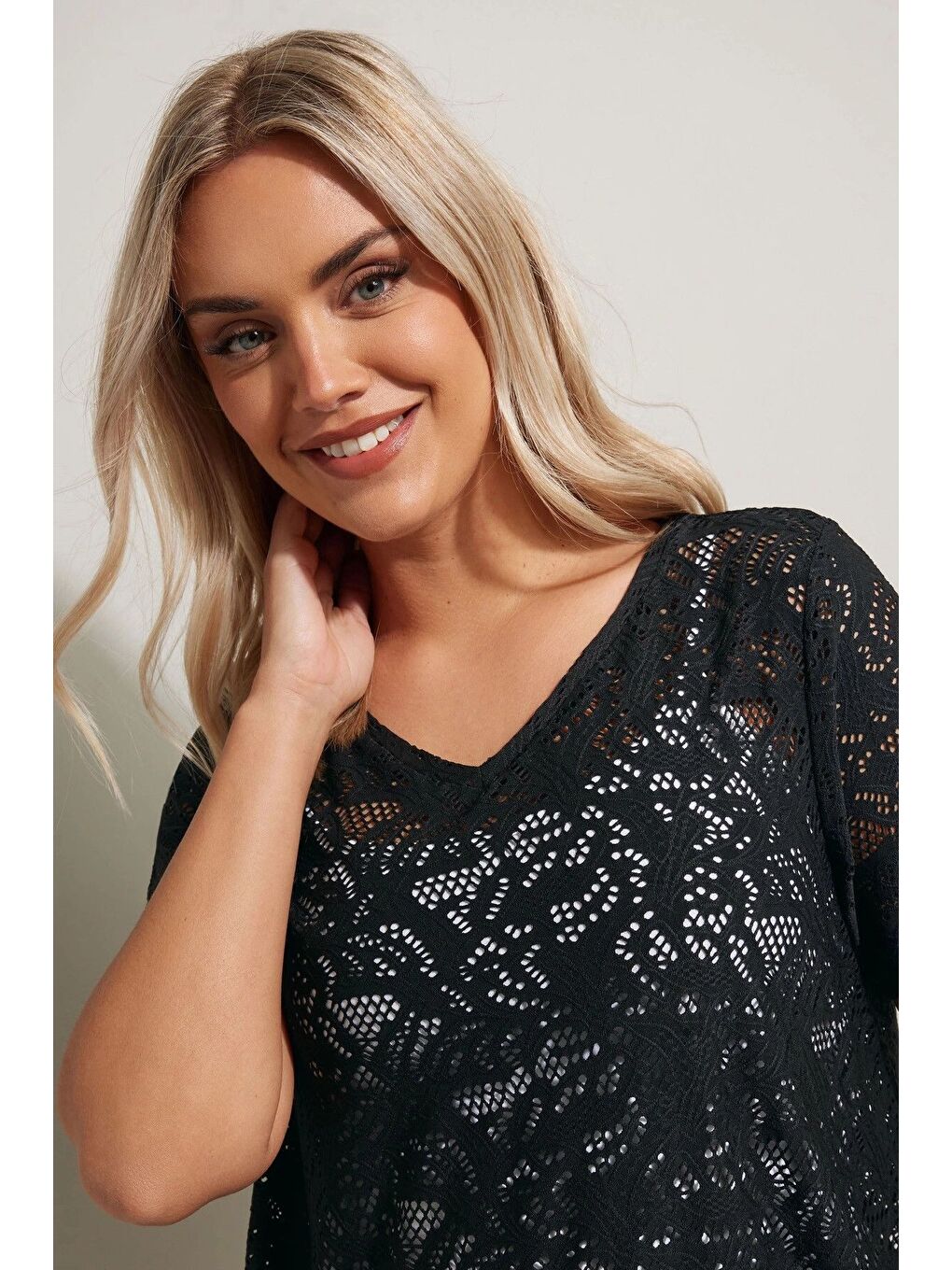 Siyah Büyük Beden V Yaka Sıfır Kol Astarsız Dantel T-shirt 304094-3
