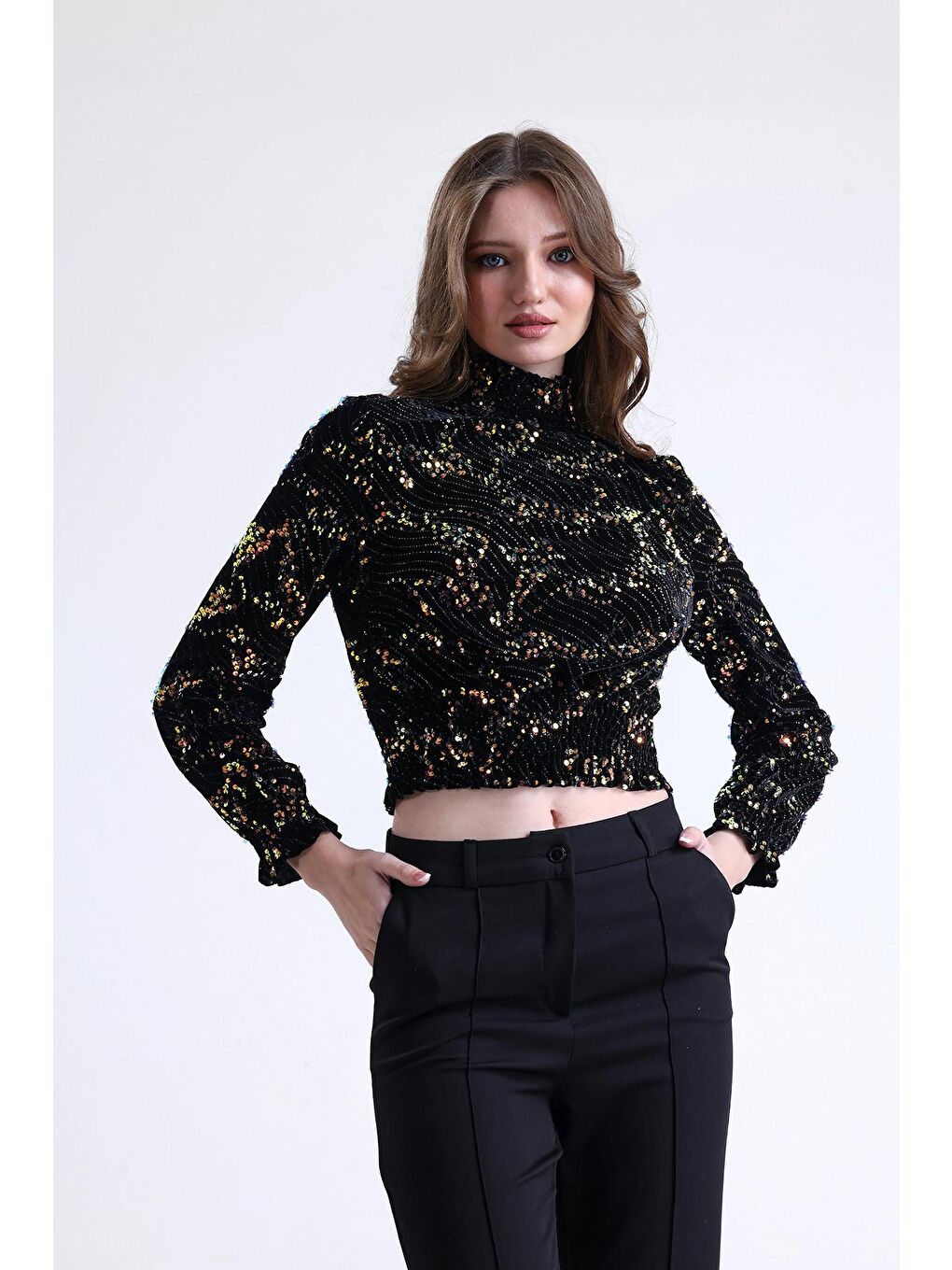 Siyah Balıkçı Yaka Beli Ve Kolları Lastikli Payet İşlemeli Kısa Kesim Bluz SU-30-3