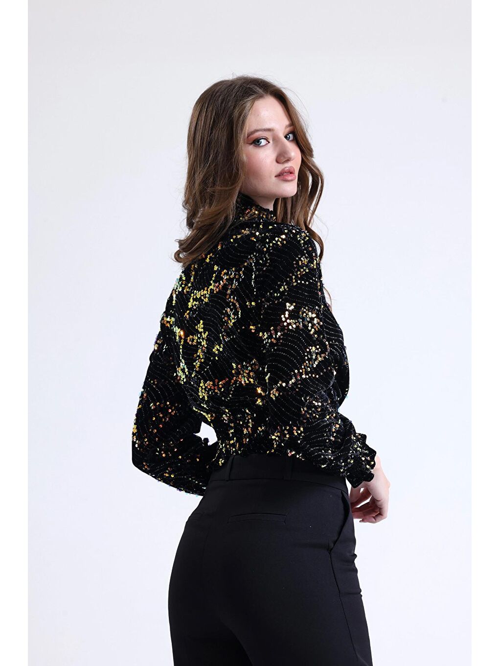 Siyah Balıkçı Yaka Beli Ve Kolları Lastikli Payet İşlemeli Kısa Kesim Bluz SU-30-4