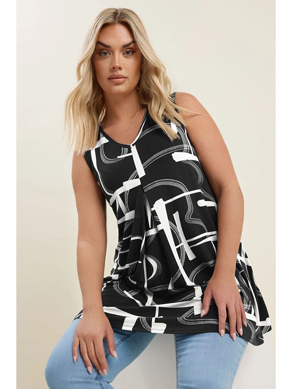 Siyah Büyük Beden V Yaka Sıfır Kol Pileli Desenli Elastanlı Bluz 304105-1