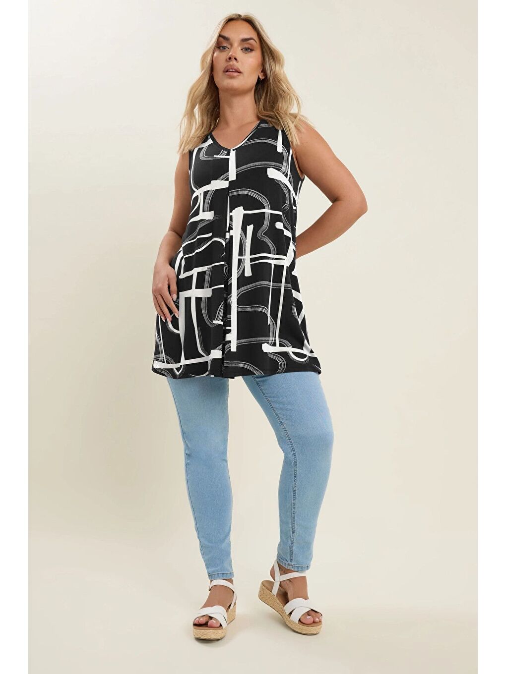 Siyah Büyük Beden V Yaka Sıfır Kol Pileli Desenli Elastanlı Bluz 304105-3