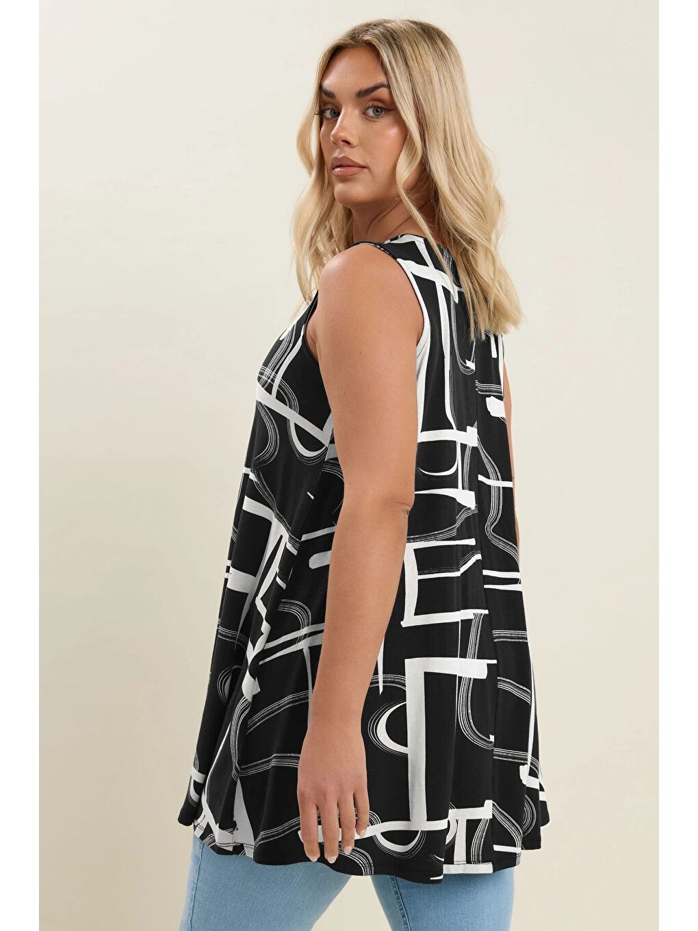 Siyah Büyük Beden V Yaka Sıfır Kol Pileli Desenli Elastanlı Bluz 304105-4