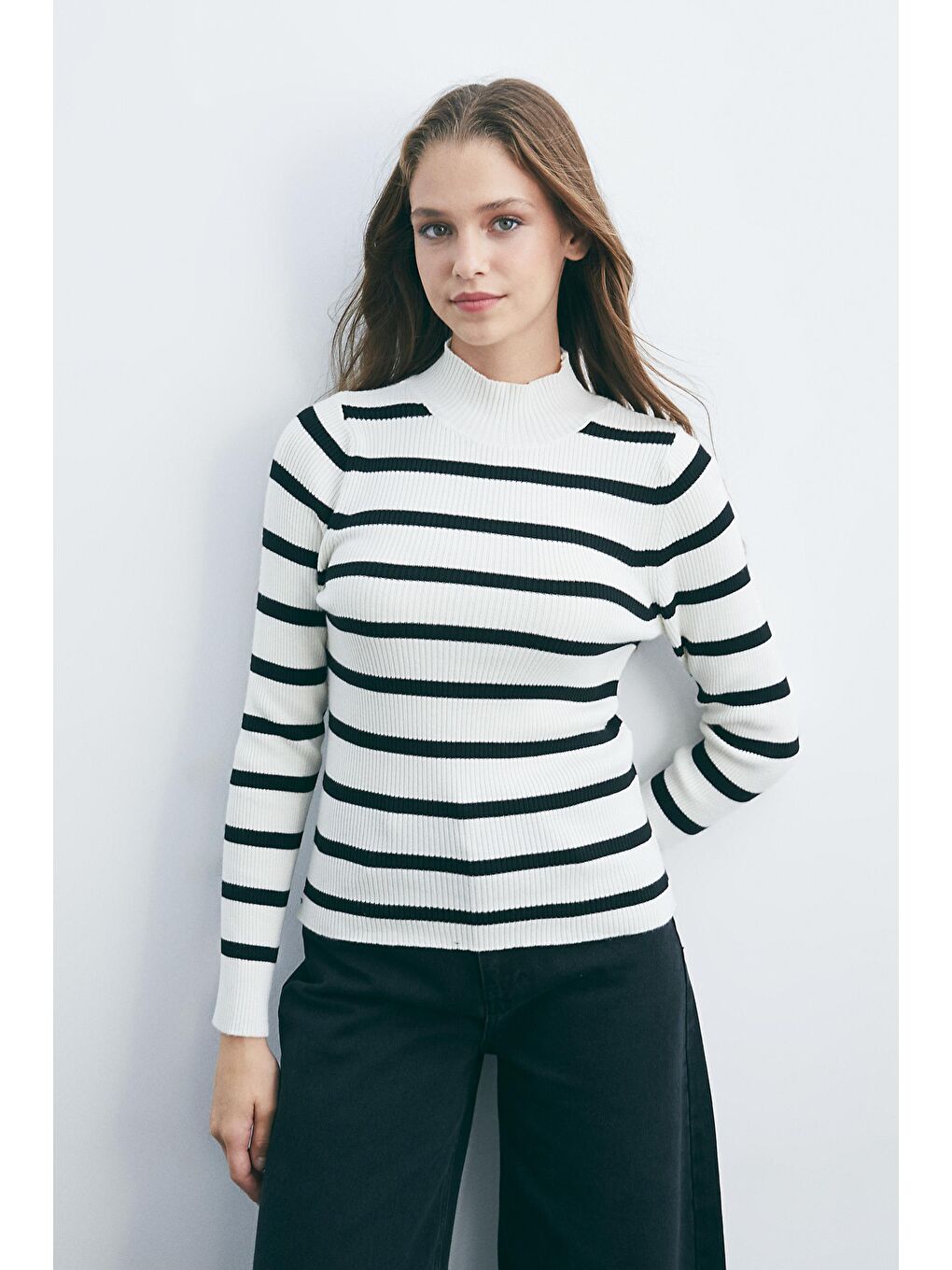 Ekru Ecru-siyah Çizgili Dik Yakalı Kazak-1