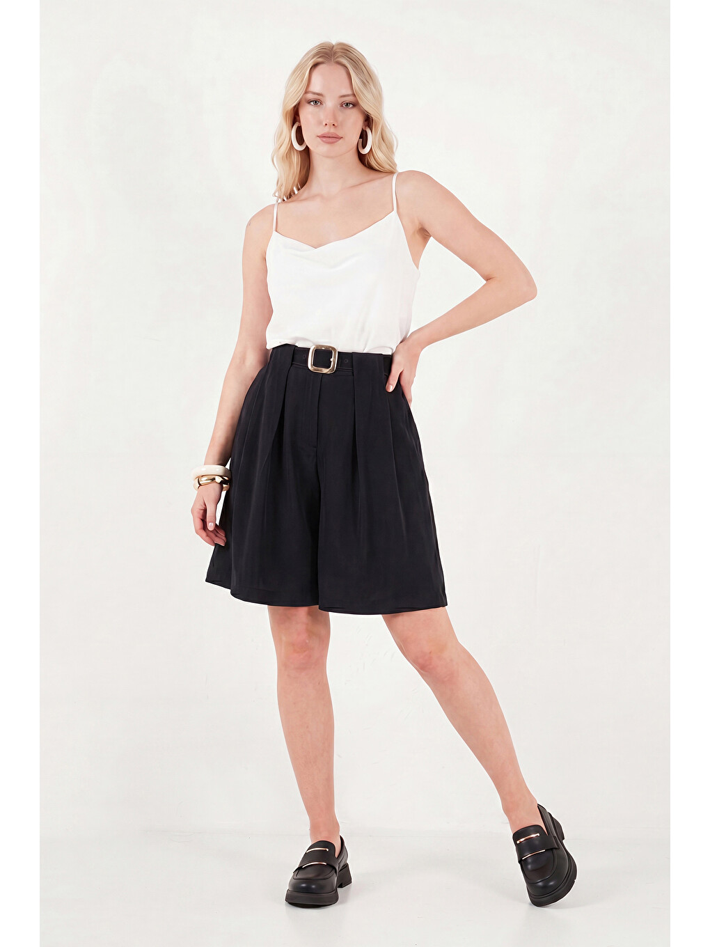 Siyah Kemerli Yüksek Bel Relaxed Fit Bermuda Short 145m39764-2