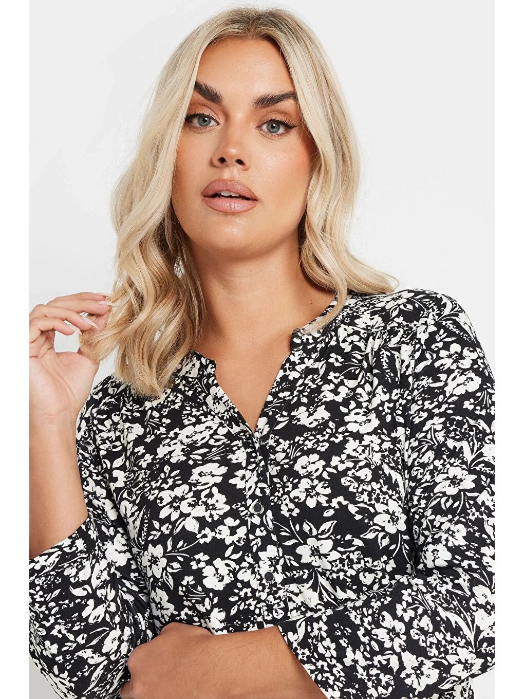 Siyah Büyük Beden Yarım Kollu Önü Düğmeli Çiçek Desenli Gömlek 322267-1