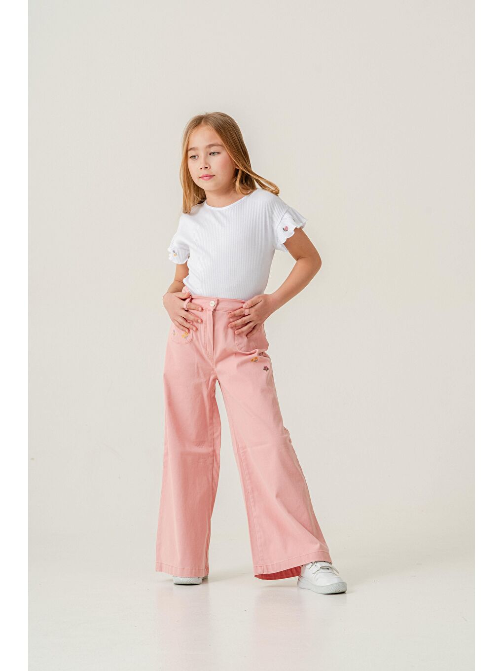 Karışık Kız Çocuk Pamuklu Beyaz Nakış Detaylı T Shirt Ve Pembe Pantolon Takımı   Çiçek İşlemeli Kombin-1