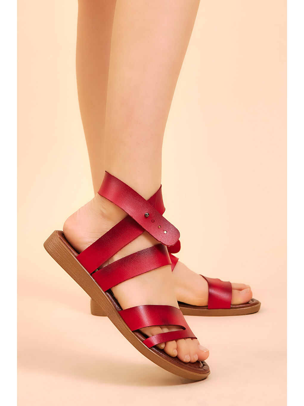 Kadın Kırmızı Rahat Kalıp Çapraz Bantlı Sandalet