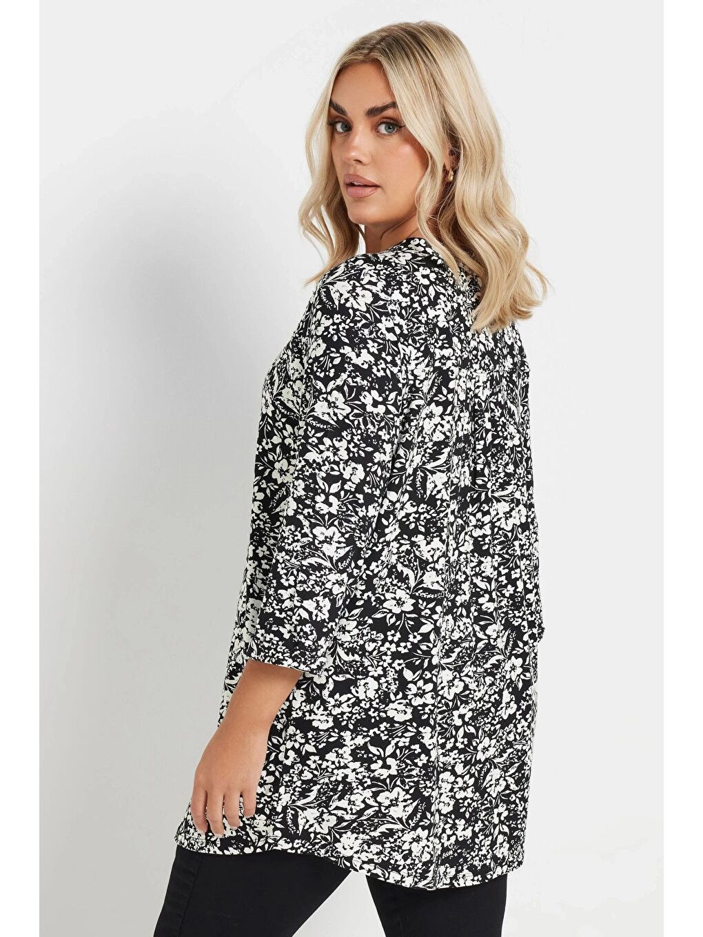 Siyah Büyük Beden Yarım Kollu Önü Düğmeli Çiçek Desenli Gömlek 322267-4