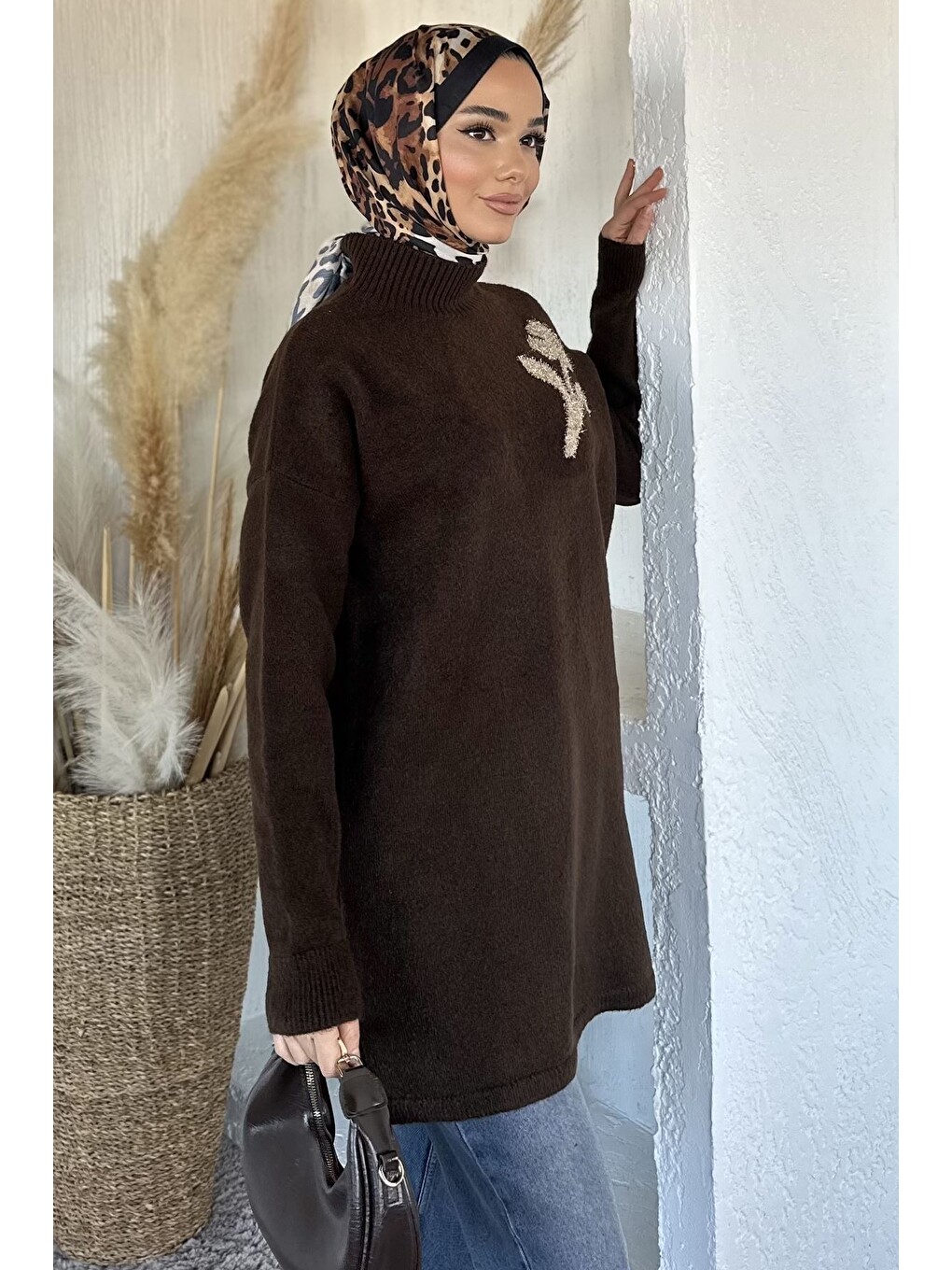 Kahverengi Gülseli Boğazlı Tesettür Triko Tunik-4