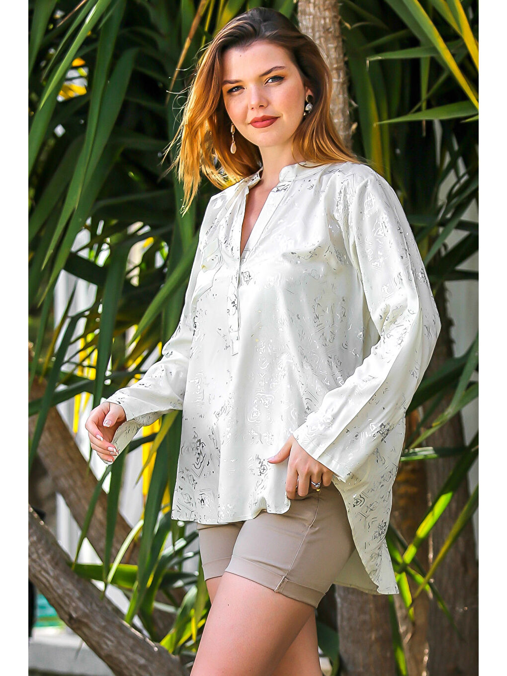 Beyaz Hakim Yaka Uzun Kol Düğmeli Varaklı Dokuma Casual Bluz-2