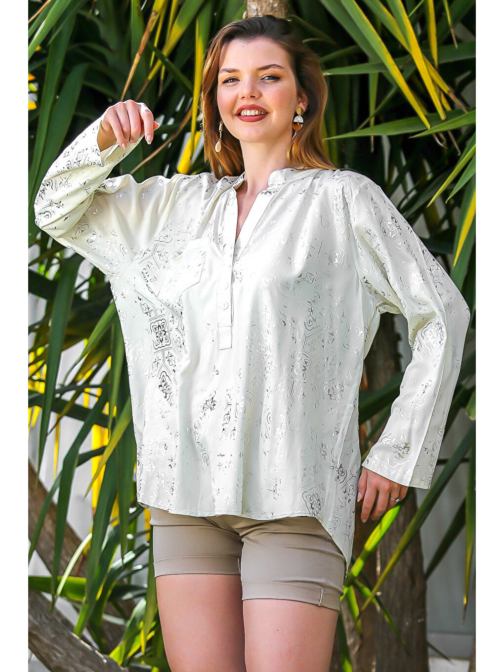 Beyaz Hakim Yaka Uzun Kol Düğmeli Varaklı Dokuma Casual Bluz-3