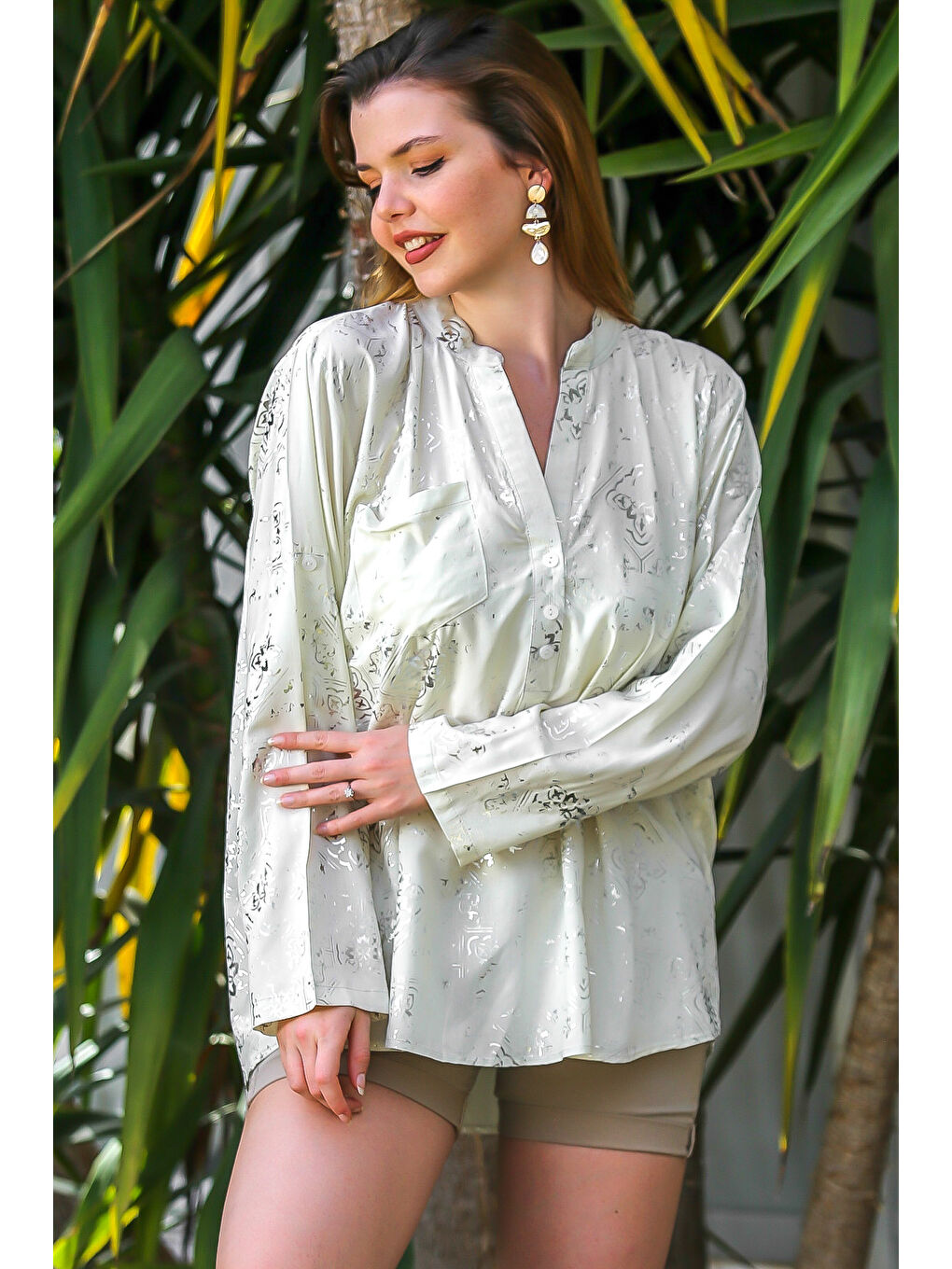 Beyaz Hakim Yaka Uzun Kol Düğmeli Varaklı Dokuma Casual Bluz-4